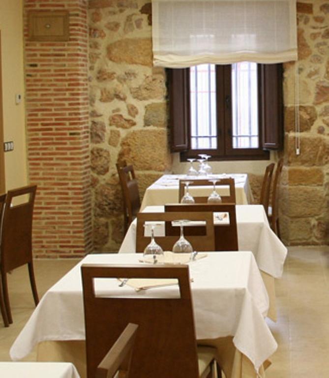 Hostal Restaurante La Muralla Oña Zewnętrze zdjęcie